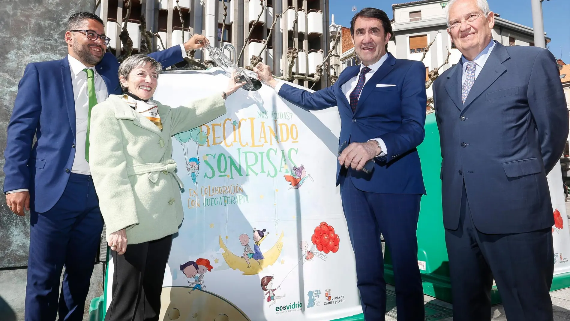 El consejero Juan Carlos Suárez-Quiñones, presenta la iniciativa «Reciclando Sonrisas» junto a José Carlos Agustina, Ana Franco y Guillermo García