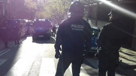 Policía Nacional frente al Instituto Menéndez Pidal, en Barcelona / Foto: Mossos