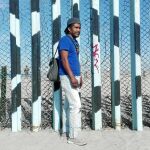 Manuel Morales, salvadoreño, junto a la valla fronteriza en Tijuana
