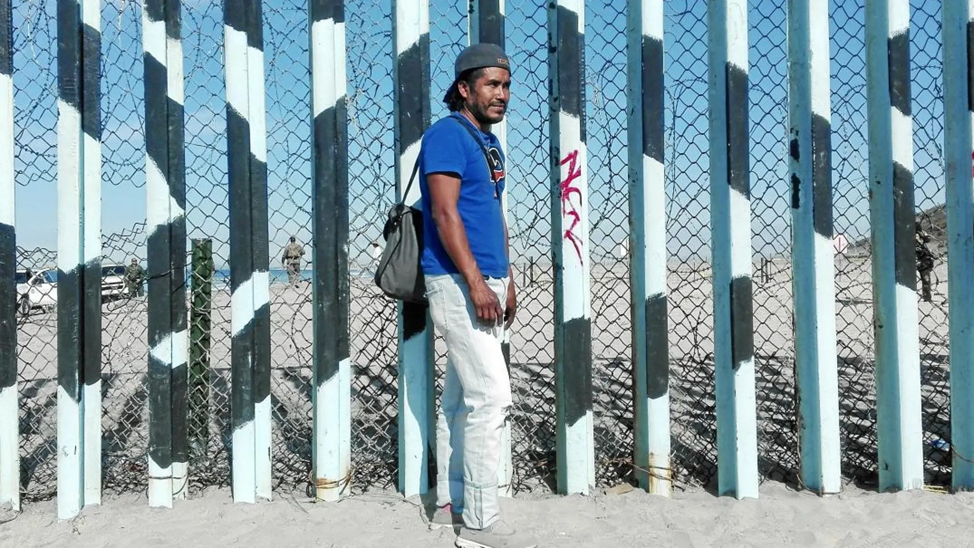 Manuel Morales,  salvadoreño, junto a la valla fronteriza en Tijuana