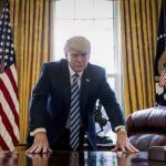 Donald Trump posa para un retrato en el Despacho Oval, en Washington
