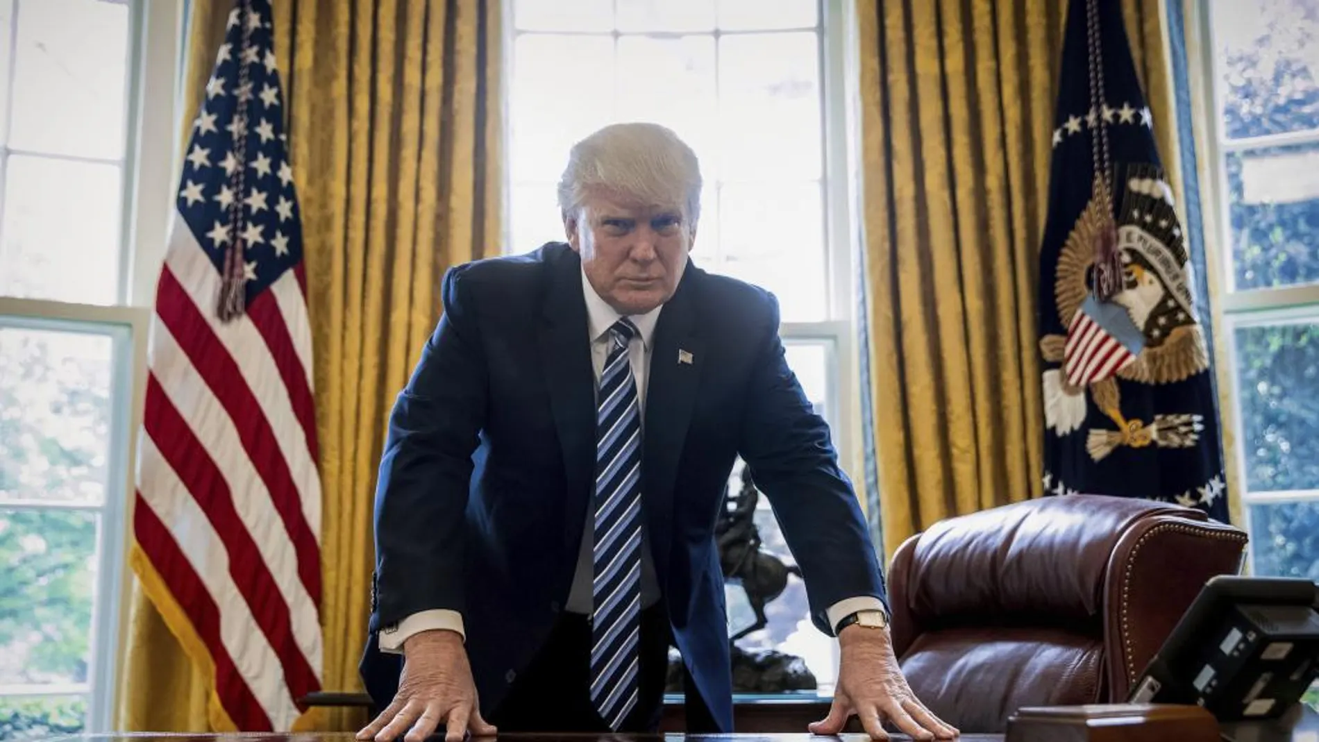 Donald Trump posa para un retrato en el Despacho Oval, en Washington