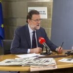 El presidente del Gobierno en funciones, Mariano Rajoy, durante la entrevista hoy con Radio Nacional