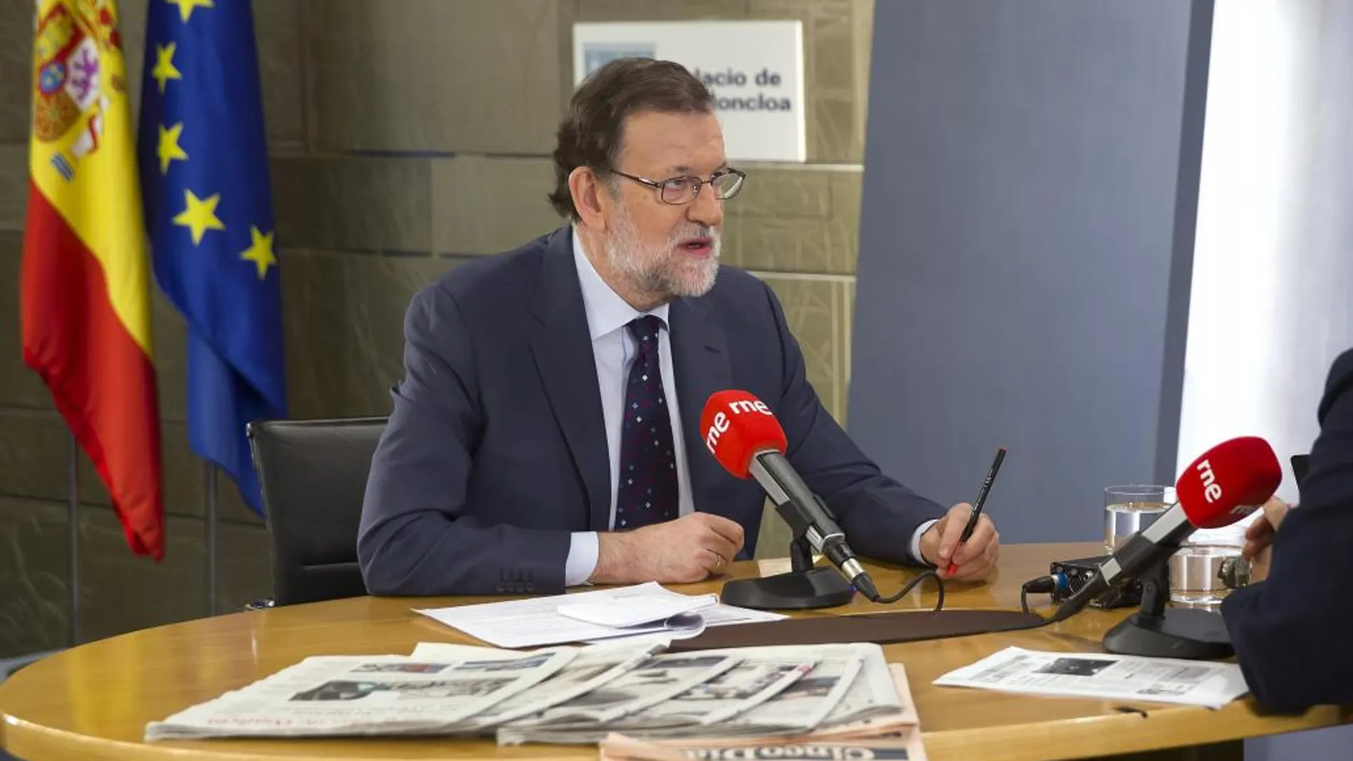 El presidente del Gobierno en funciones, Mariano Rajoy, durante la entrevista hoy con Radio Nacional