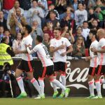 El defensa argentino del Valencia CF, Ezequiel Garay, celebra el primer gol de su equipo ante el Deportivo de la Coruña