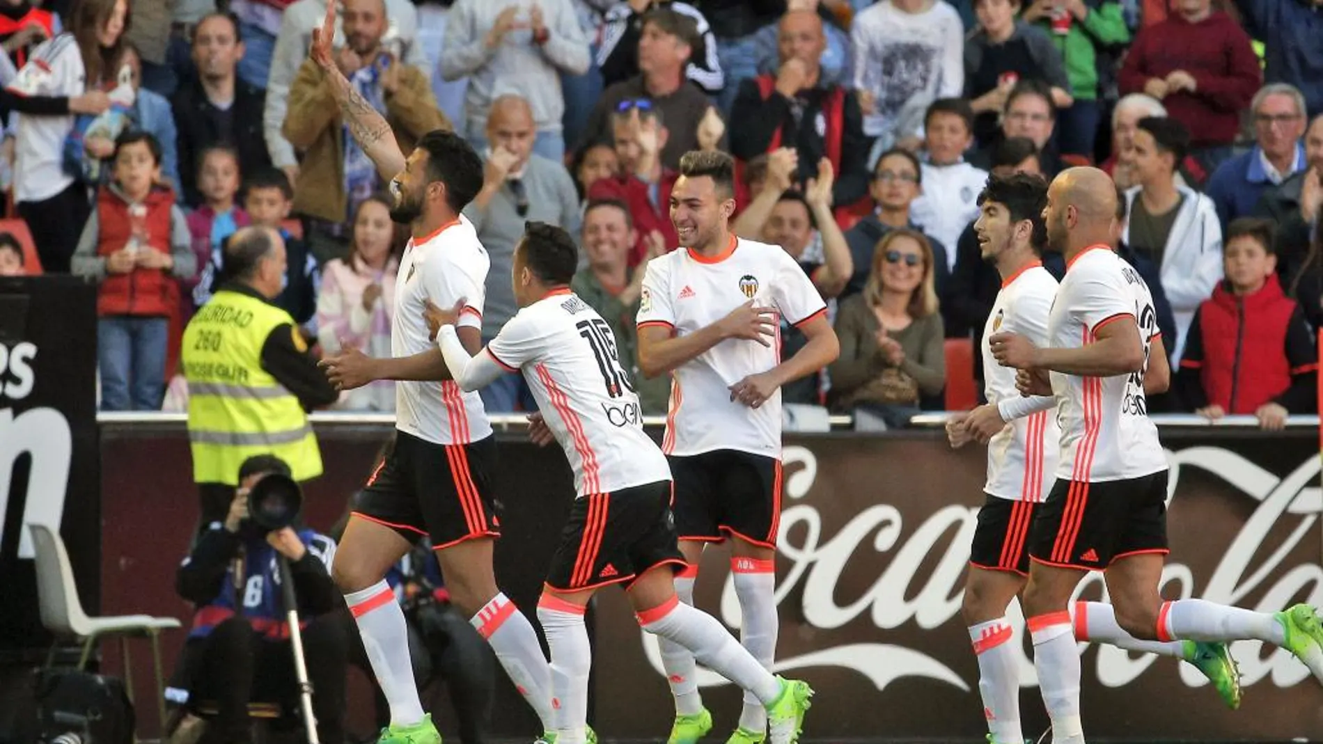 El defensa argentino del Valencia CF, Ezequiel Garay, celebra el primer gol de su equipo ante el Deportivo de la Coruña