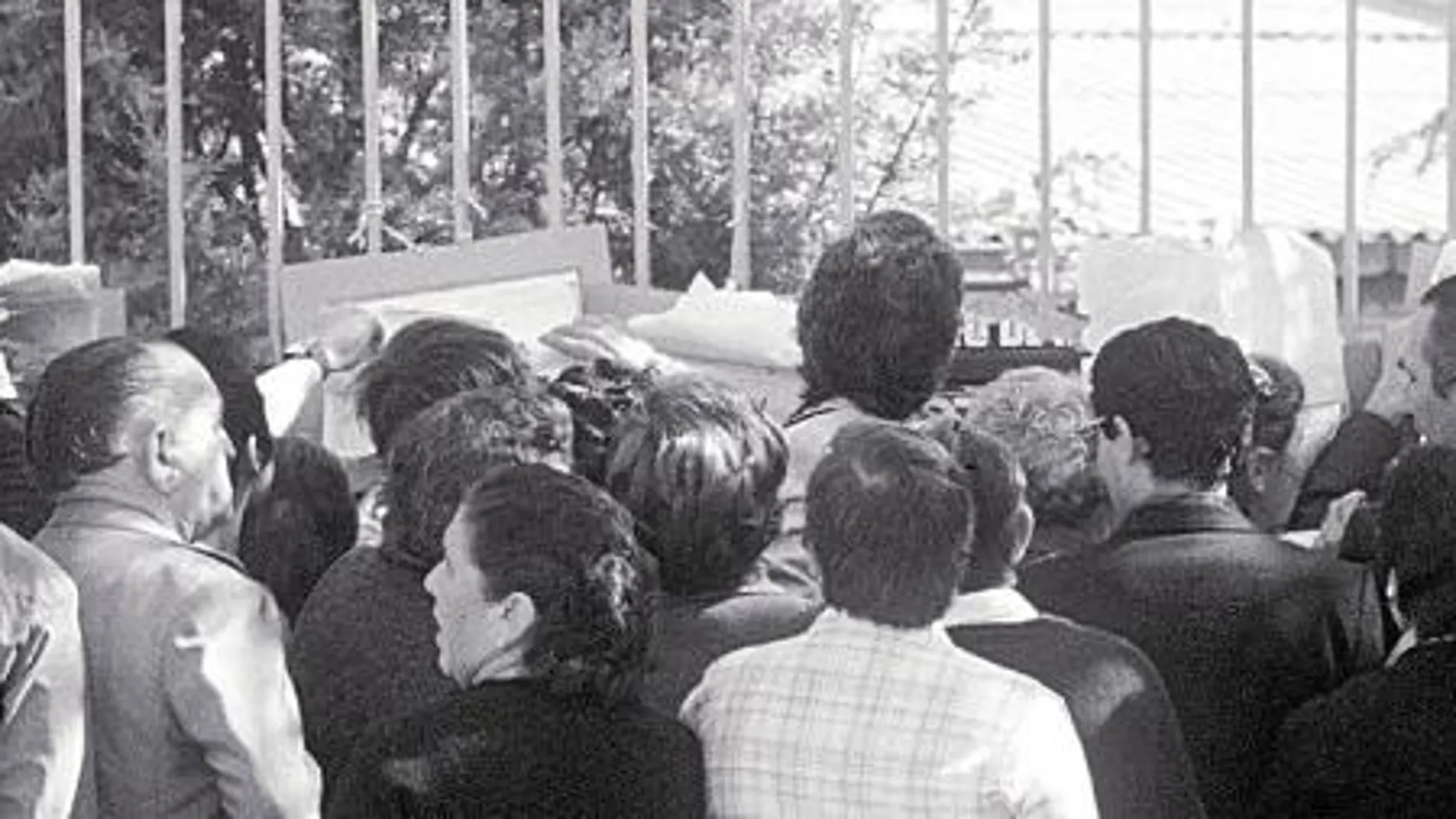 Grupos de votantes comprueban, el 15 de junio de 1977, el censo electoral por primera vez antes de votar