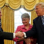 Donald Trump felicita a Jeff Sessions, el nuevo fiscal general de EE UU