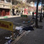 La Falla Pizarro-Cirilo Amorós cumplió con la limpieza (izqda), no así el entorno de Isabel La Católica-Jorge Juan