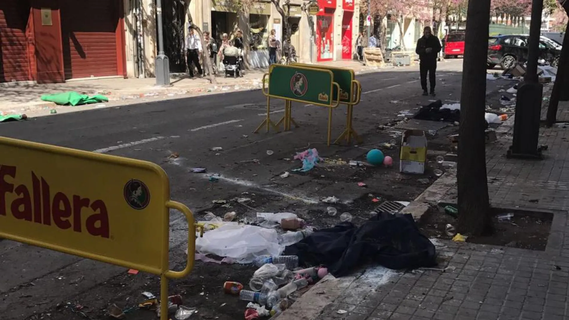 La Falla Pizarro-Cirilo Amorós cumplió con la limpieza (izqda), no así el entorno de Isabel La Católica-Jorge Juan