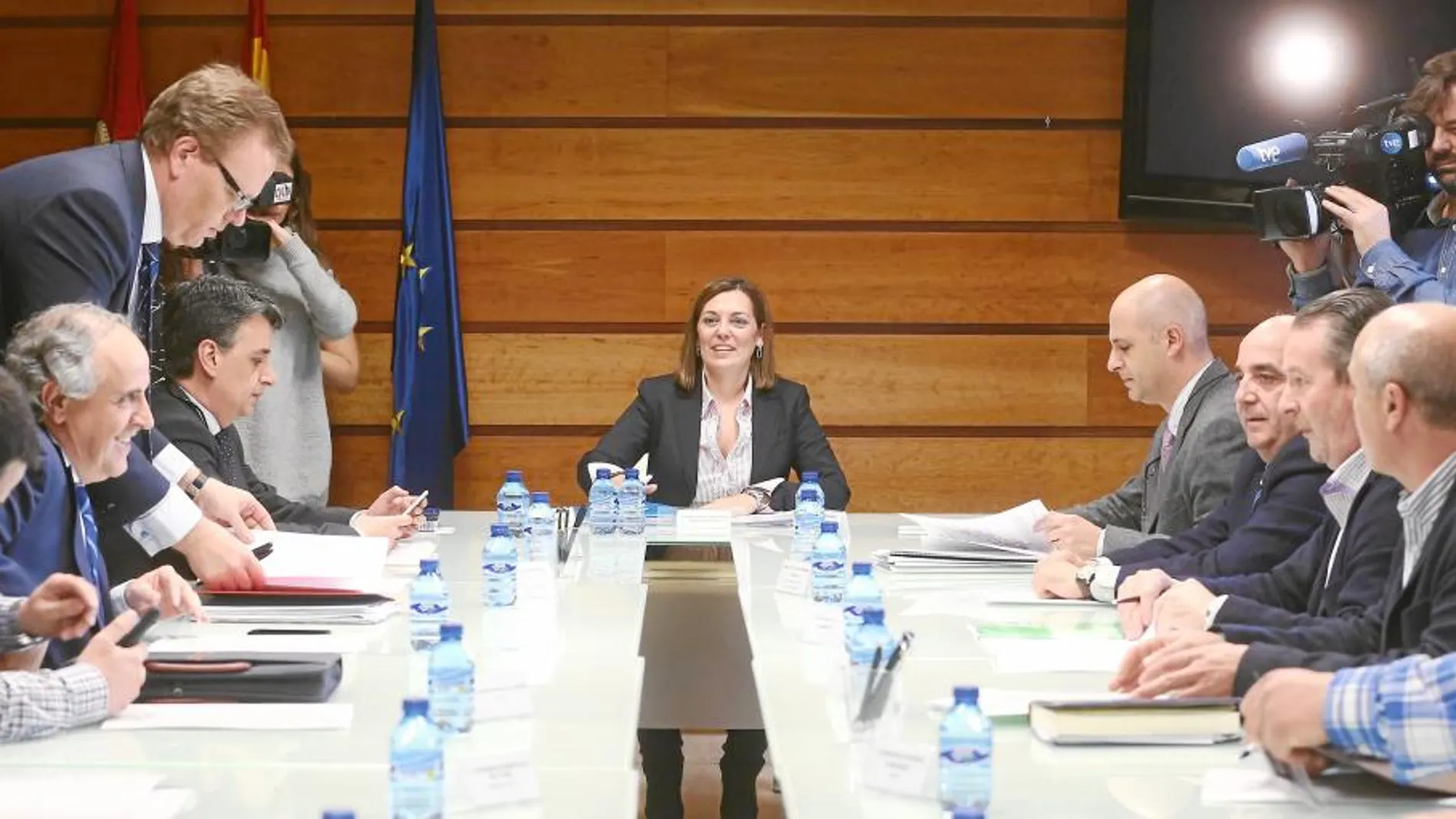 La consejera de Agricultura y Ganadería, Milagros Marcos, preside la Mesa Regional de la Leche de Vacuno