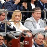 La presidenta de la Comunidad de Madrid, Cristina Cifuentes, en una de las barreras de Las Ventas