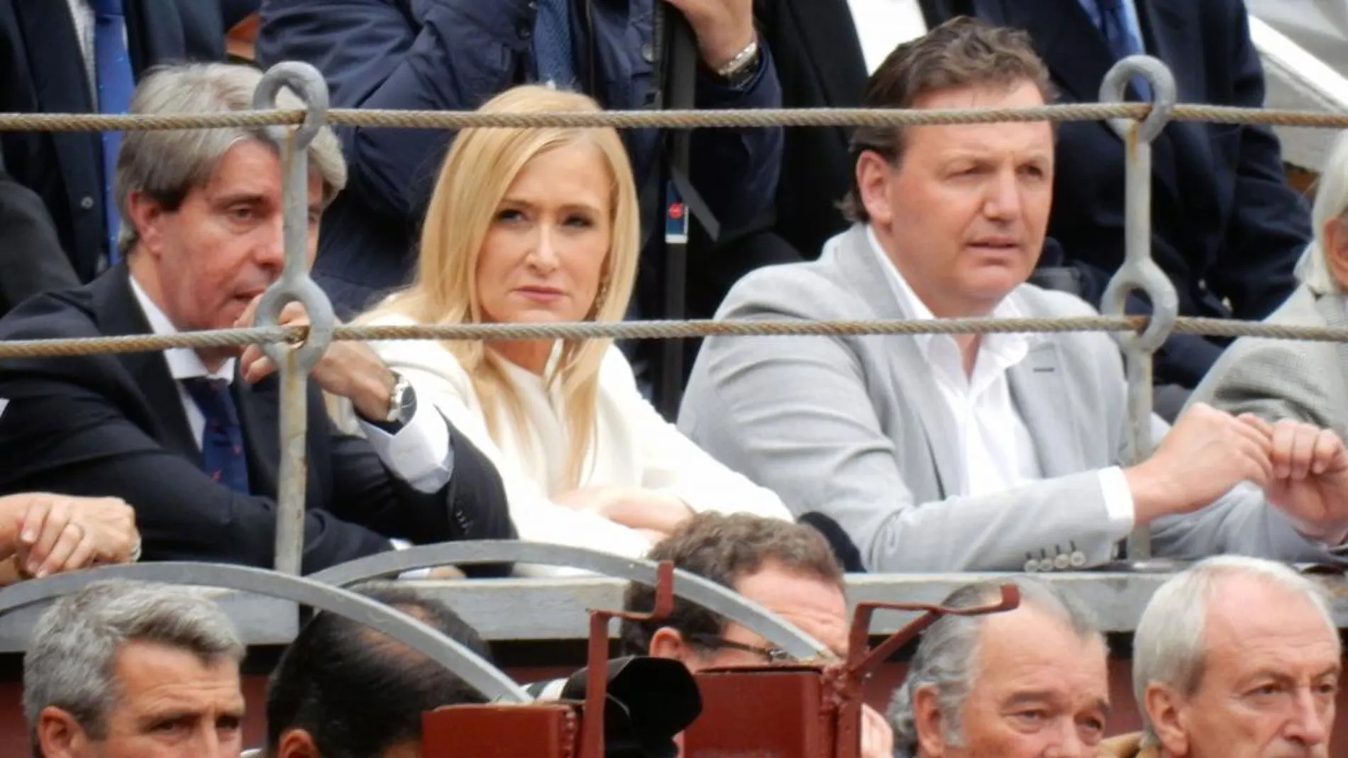 La presidenta de la Comunidad de Madrid, Cristina Cifuentes, en una de las barreras de Las Ventas