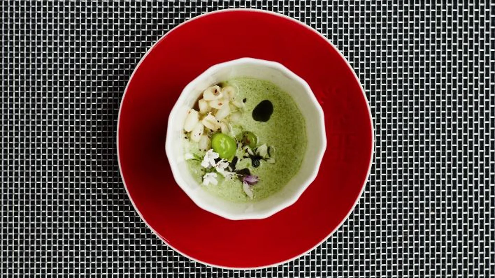 Snack de sopa verde de yogur salado del cocinero Maksut Askar