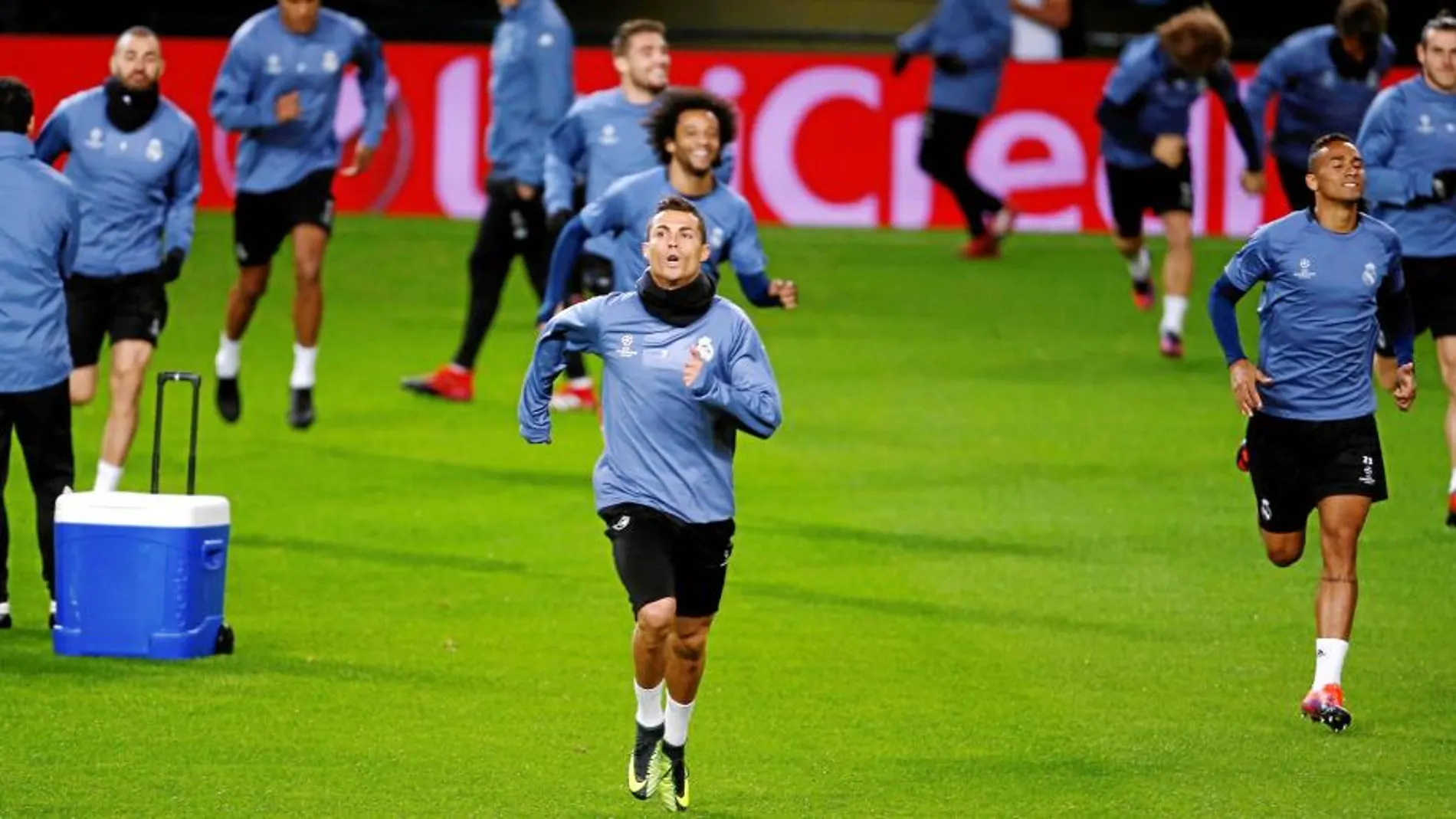 Ronaldo, en el entrenamiento de ayer del Madrid en Lisboa. Danilo, Benzema, Marcelo y Bale corren detrás de él