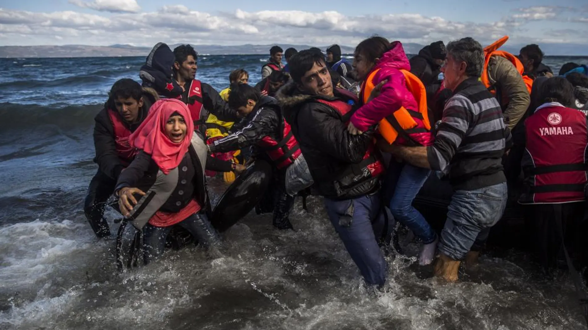 Un grupo de afganos llega en una lancha neumática la costa de Grecia