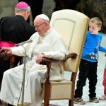 Niño que interrumpe la audiencia del Papa