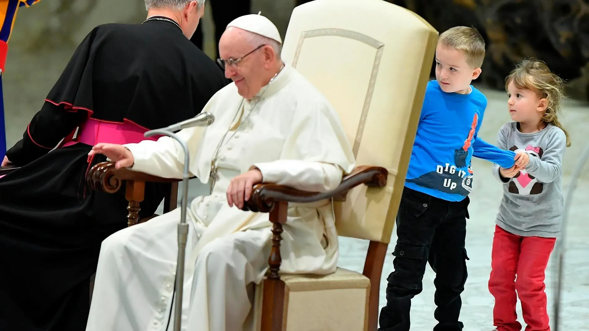 Niño que interrumpe la audiencia del Papa