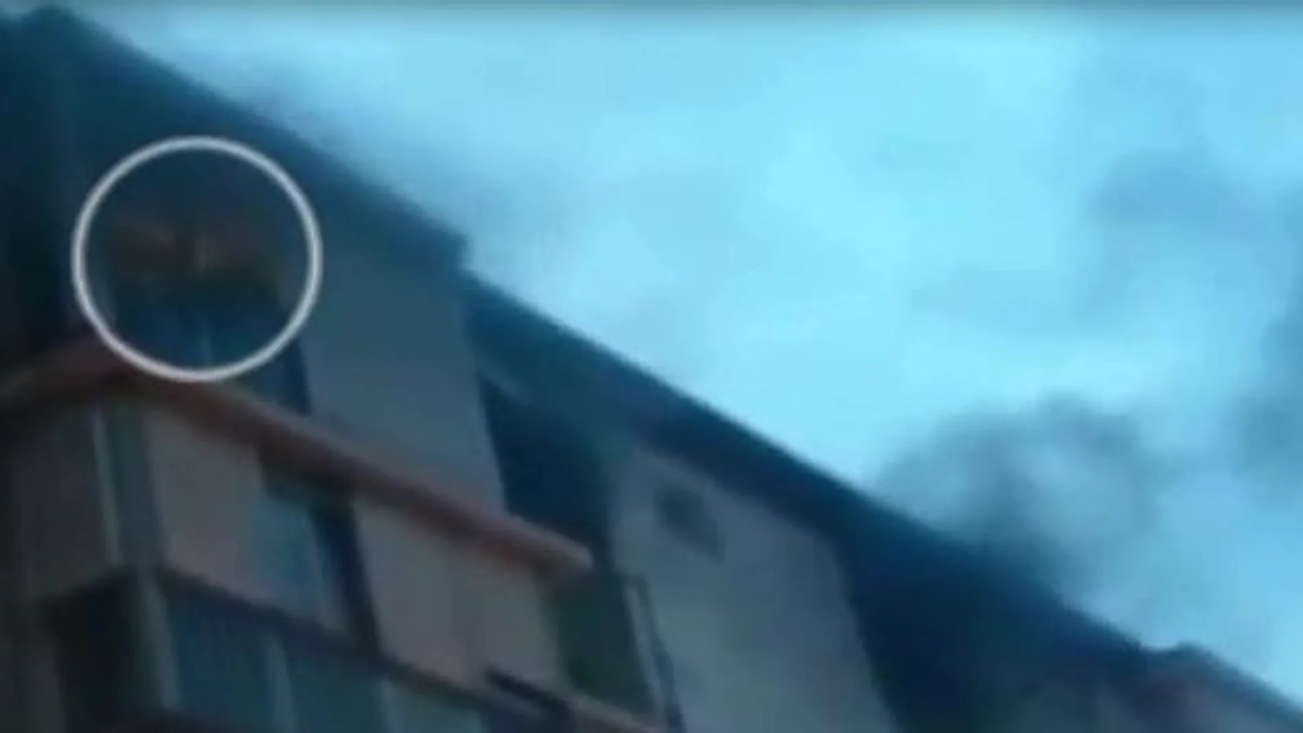 Solidaridad vecinal tras un incendio en La Línea (Cádiz)