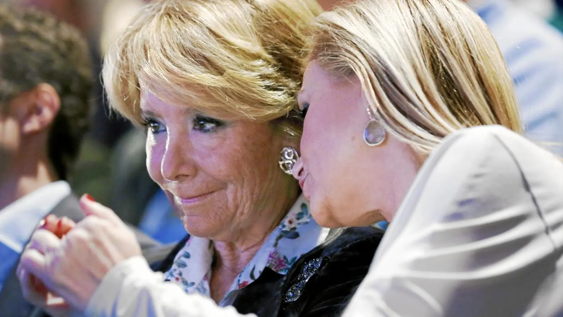 La presidenta del PP de Madrid, Esperanza Aguirre, y la presidenta de la Comunidad madrileña, Cristina Cifuentes, ayer durante un mitin