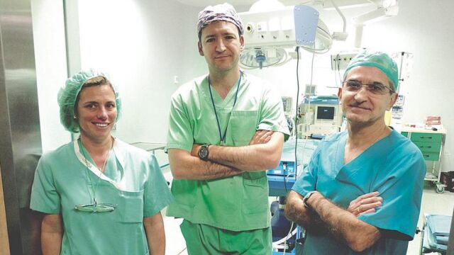 Los doctores Rocío Díez, jefa del Servicio de Anestesia; Francisco Hernández Oliveros, cirujano pediátrico, y Pascual Sanabria, anestesista