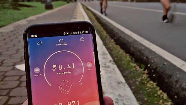 A través de esta aplicación, el usuario puede ganar dinero y premios solamente por caminar