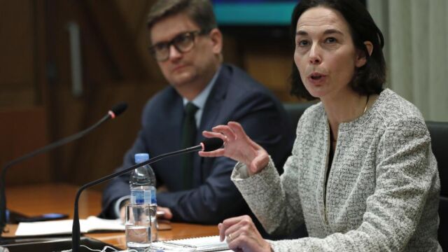 La jefa de la misión del FMI para España, Andrea Schaechter, y el director de Comunicaciones, Andreas Adriano, durante la presentación hoy en Madrid del informe preliminar del FMI.