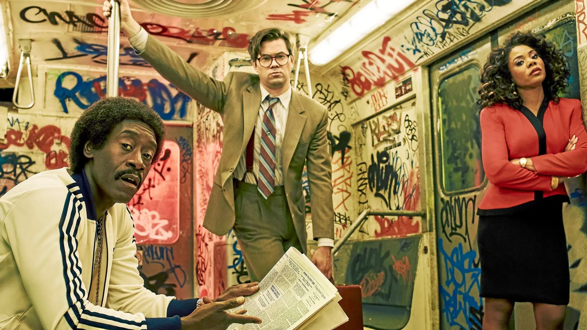 Don Cheadle (izquierda), Andrew Rannells y Regina Hall en una escena de la serie «Black Monday»