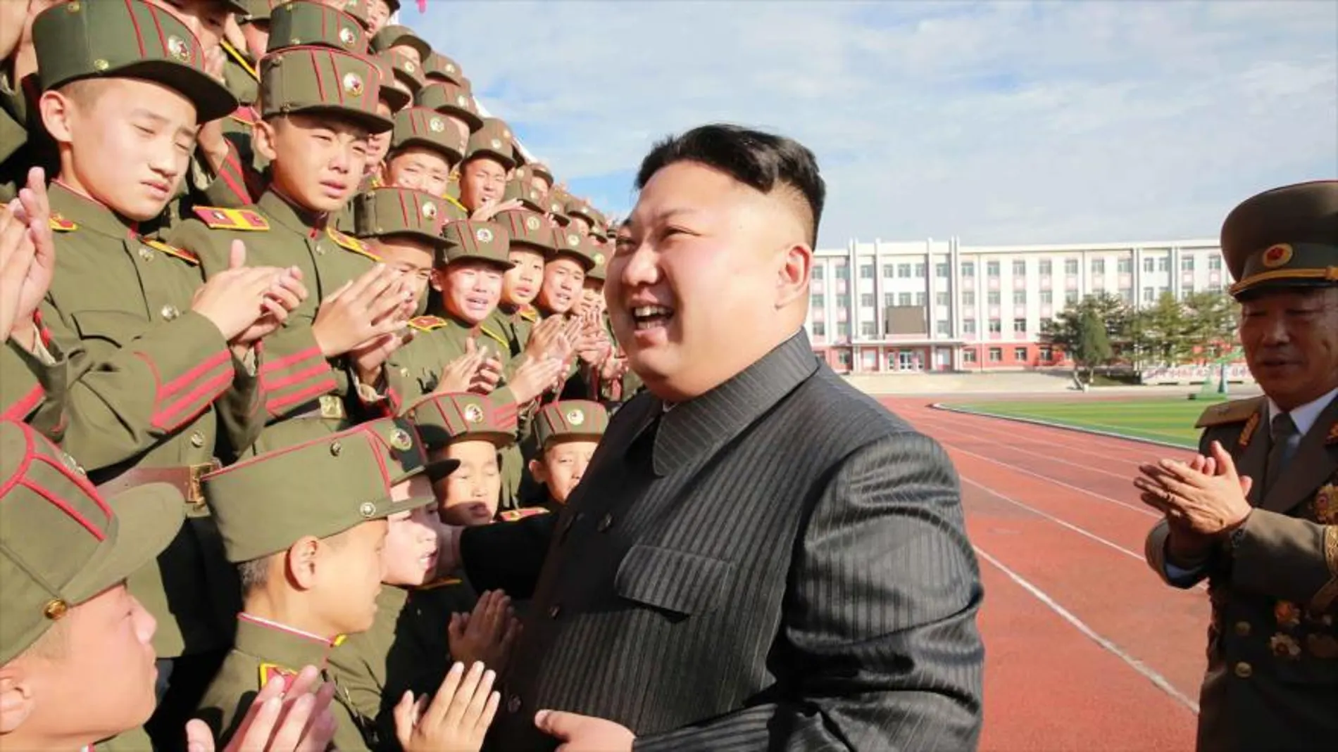 Kim Jong-un junto a estudiantes y maestros de la Escuela Revolucionaria Mangyongdae en Pyongyang