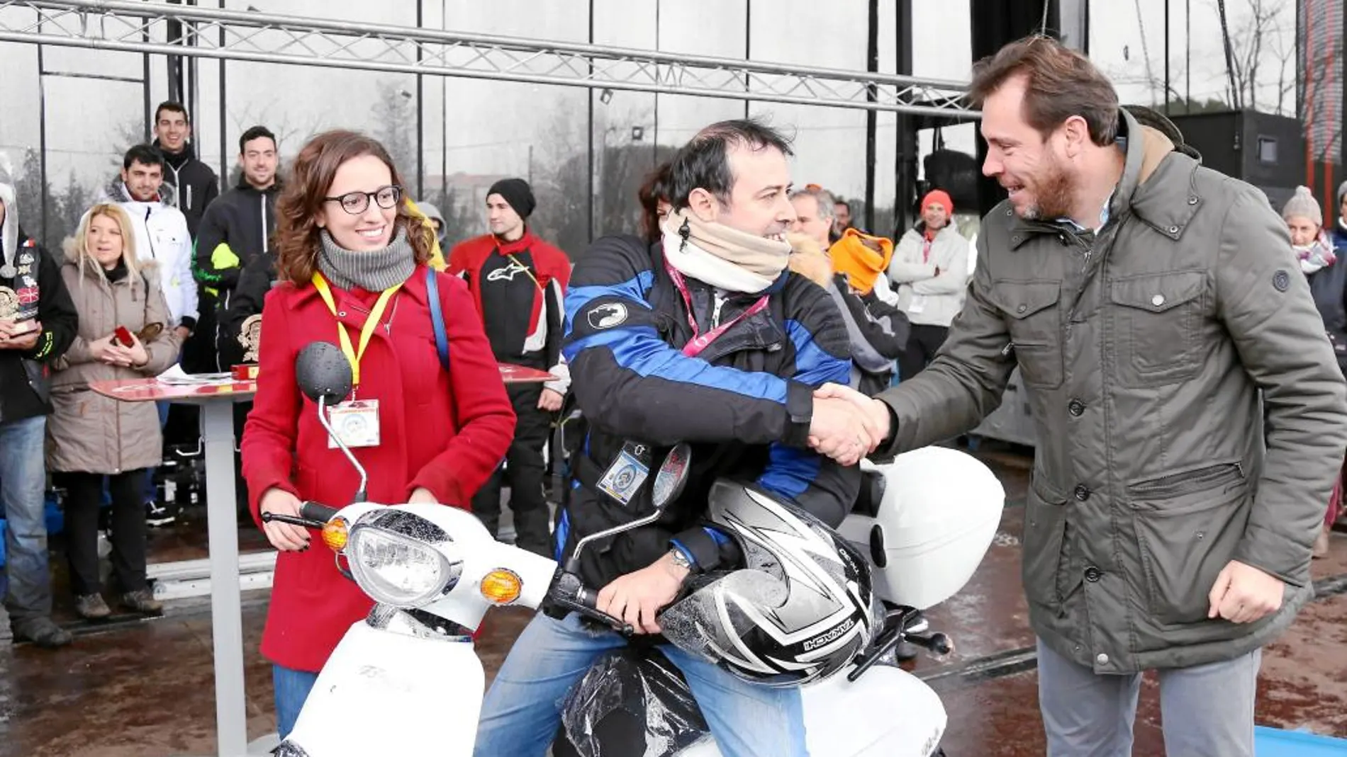 El alcalde de Valladolid, el socialista Óscar Puente, saluda a uno de los participantes en la Fiesta de la Moto