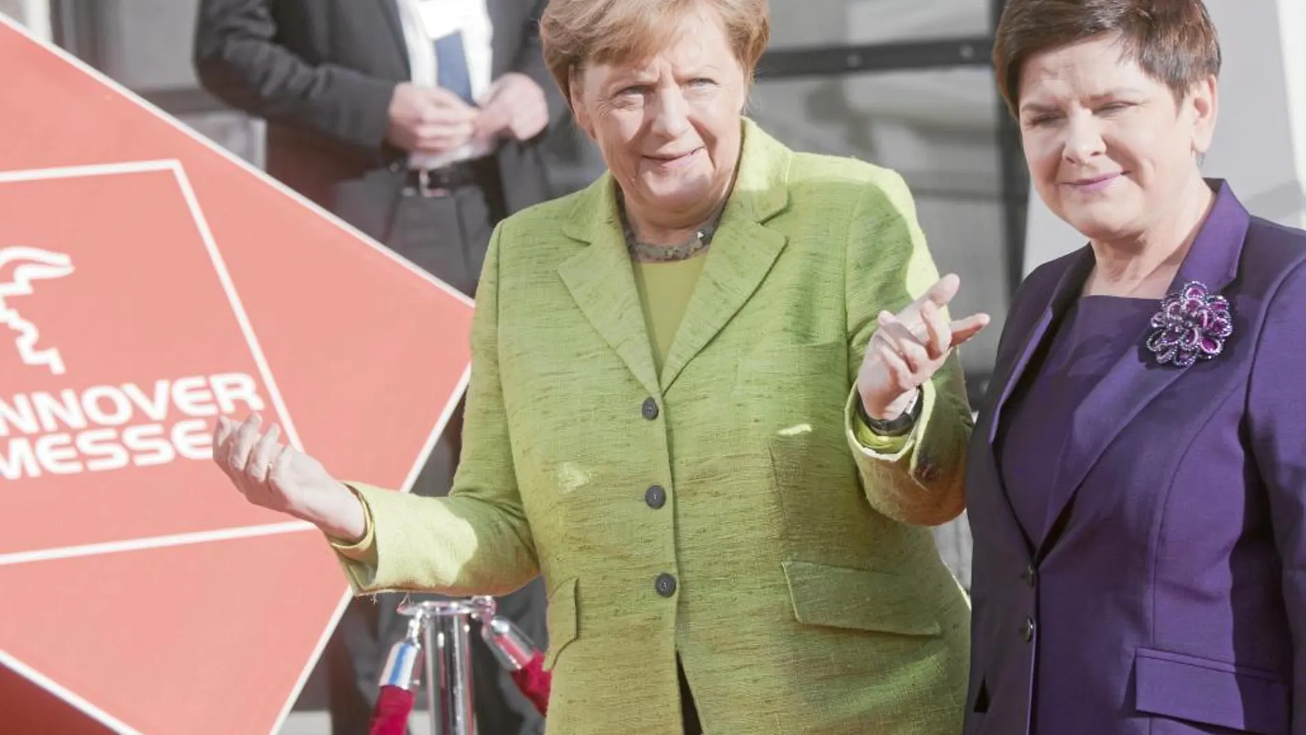 La canciller Angela Merkel y la primera ministra polaca, Beata Szydlo, ayer en Hanóver
