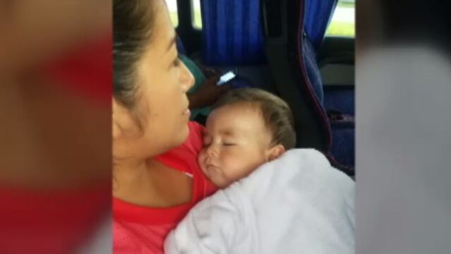 Aura Anahí Chávez con su hijo en el autobús Alsa justo antes del accidente / Atlas