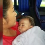 Aura Anahí Chávez con su hijo en el autobús Alsa justo antes del accidente / Atlas