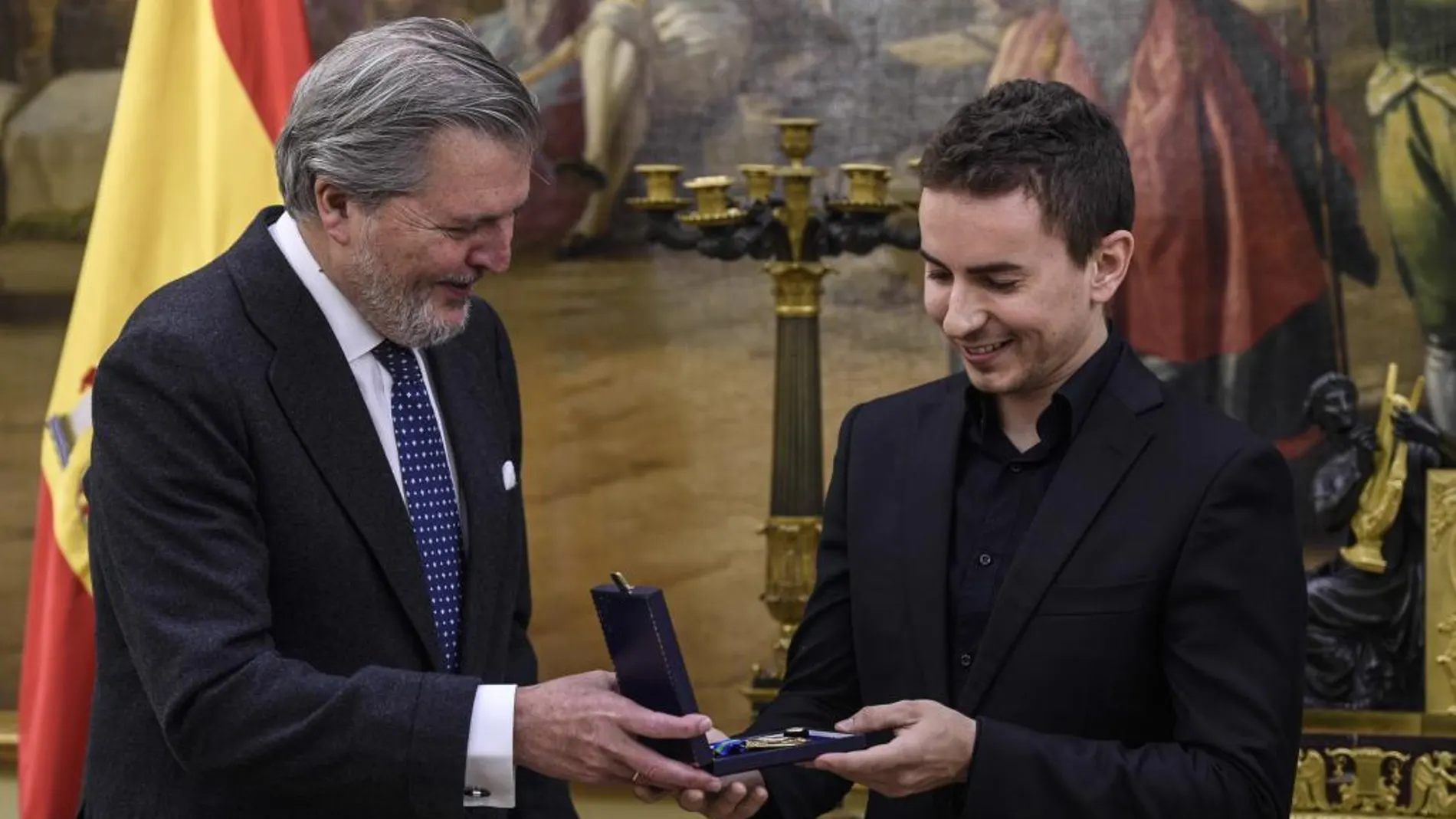 El ministro de Cultura, Íñigo Méndez de Vigo y el piloto Jorge Lorenzo durante la entrega de la Medalla de Oro de la Real Orden del Mérito Deportivo en Madrid.