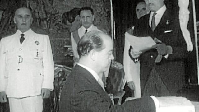 Juan José Espinosa de los Monteros, padre del autor del artículo, jura el cargo de ministro de Hacienda en 1965. A la izquierda, Francisco Franco
