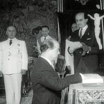 Juan José Espinosa de los Monteros, padre del autor del artículo, jura el cargo de ministro de Hacienda en 1965. A la izquierda, Francisco Franco