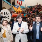 El presidente de la Generalitat, Carles Puigdemont (c), junto al presidente de la entidad soberanista, Jordi Sánchez (d), y la presidenta del Parlament, Carme Forcadell (i), durante la clausura hoy de la asamblea general de la ANC