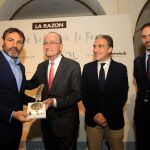 Oscar Camps recibe el premio de manos de Francisco de la Torre ante la mirada de Elías Bendodo y Pepe Lugo. Debajo, aspecto del patio del museo / Foto: Manuel Olmedo