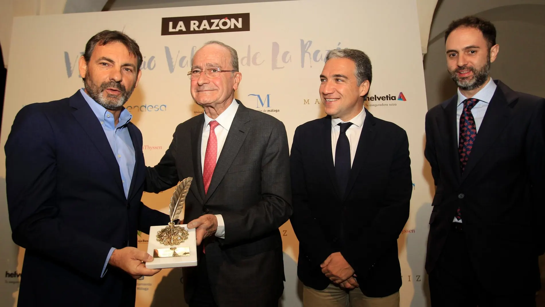 Oscar Camps recibe el premio de manos de Francisco de la Torre ante la mirada de Elías Bendodo y Pepe Lugo. Debajo, aspecto del patio del museo / Foto: Manuel Olmedo