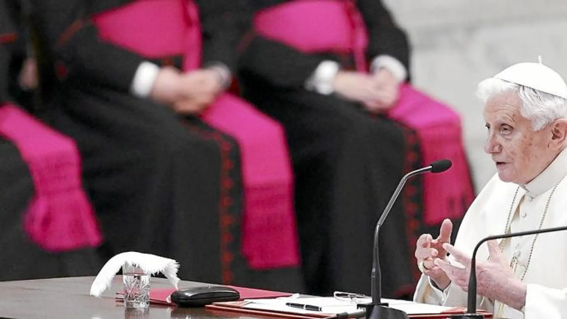 El Papa habla ayer ante el clero romano en el Aula Pablo VI del Vaticano