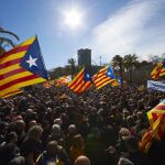 Ambiente en las calles de Barcelona durante el acompañamiento, ayer, a Artur Mas y las ex consejeras Irene Rigau y Joana Ortega