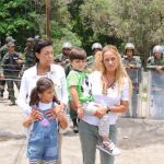 Tintori junto a sus hijos y la madre de Leopoldo López, a las puertas de la cárcel en que está ingresado su marido.