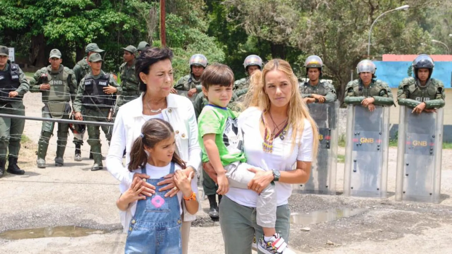 Tintori junto a sus hijos y la madre de Leopoldo López, a las puertas de la cárcel en que está ingresado su marido.