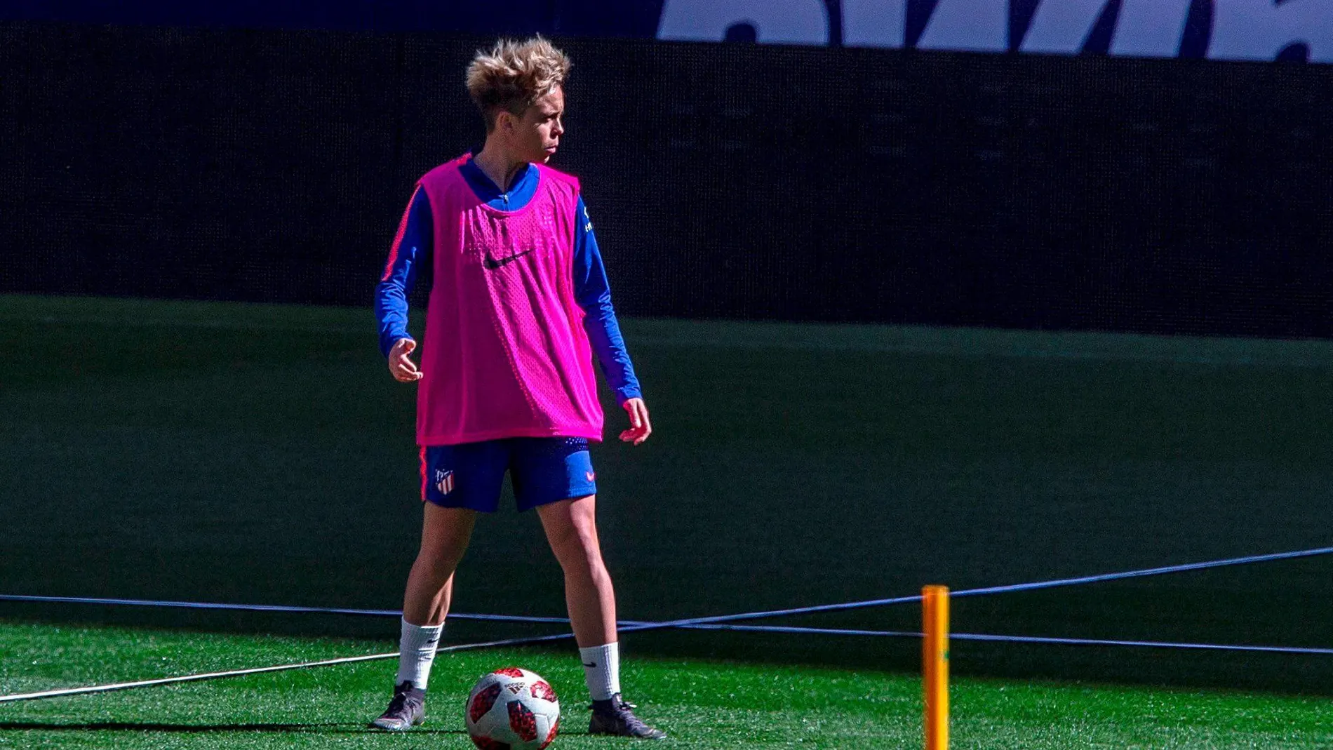 Amanda Sampedro, jugadora del Atlético de Madrid femenino, entrenando con su equipo