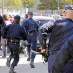 La policía hubo de escoltar la salida, a gran velocidad y en dirección contraria, del ex director general