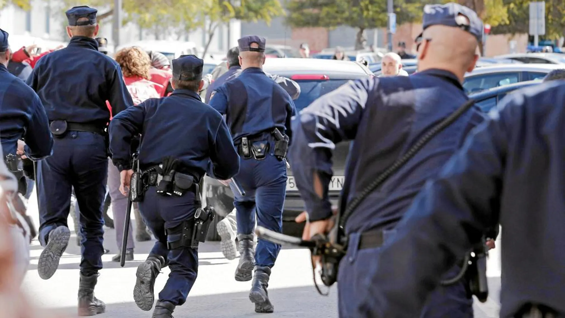 La policía hubo de escoltar la salida, a gran velocidad y en dirección contraria, del ex director general