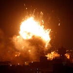 El edificio del canal de televisión Hamás recibió el impacto de hasta ocho misiles después de que Hamás lo evacuara tras recibir una llamada anónima anunciando el ataque