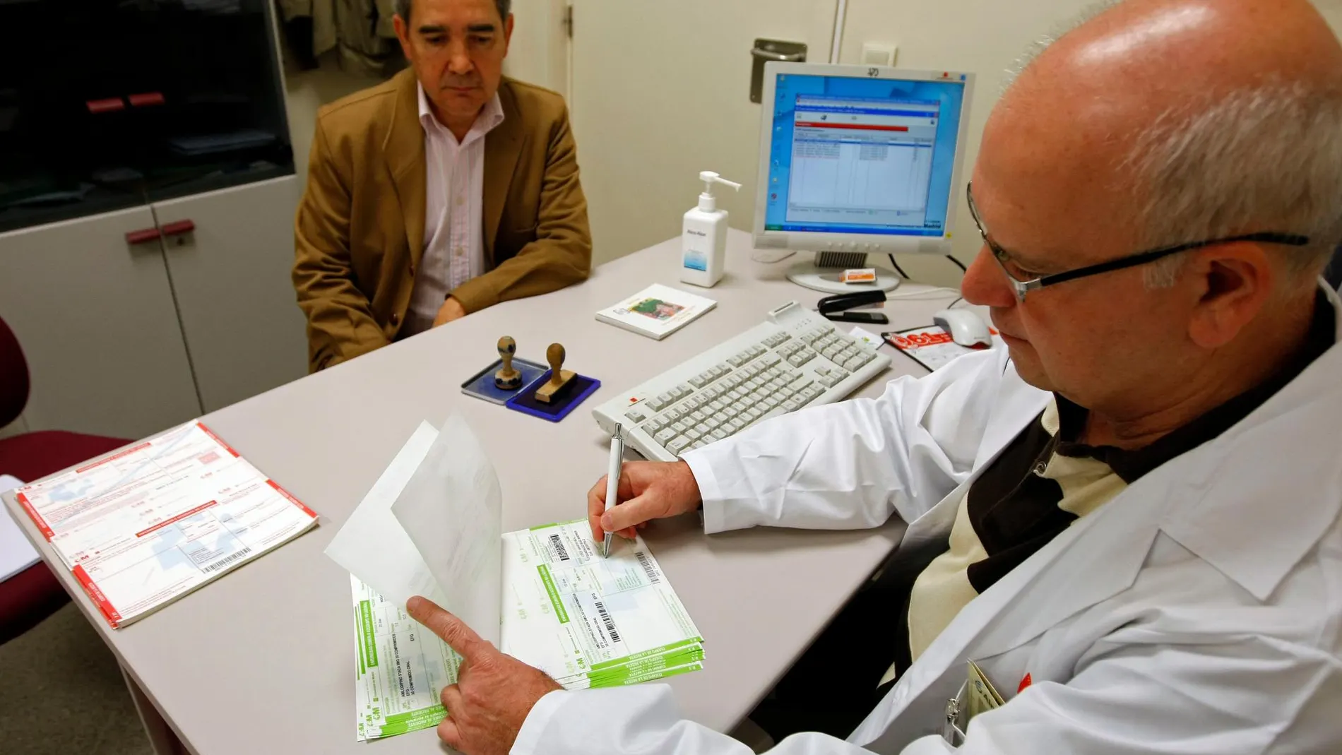 Médico de Atención Primaria en consulta con un paciente