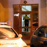Un policía en el edificio donde se encontró a la joven muerta