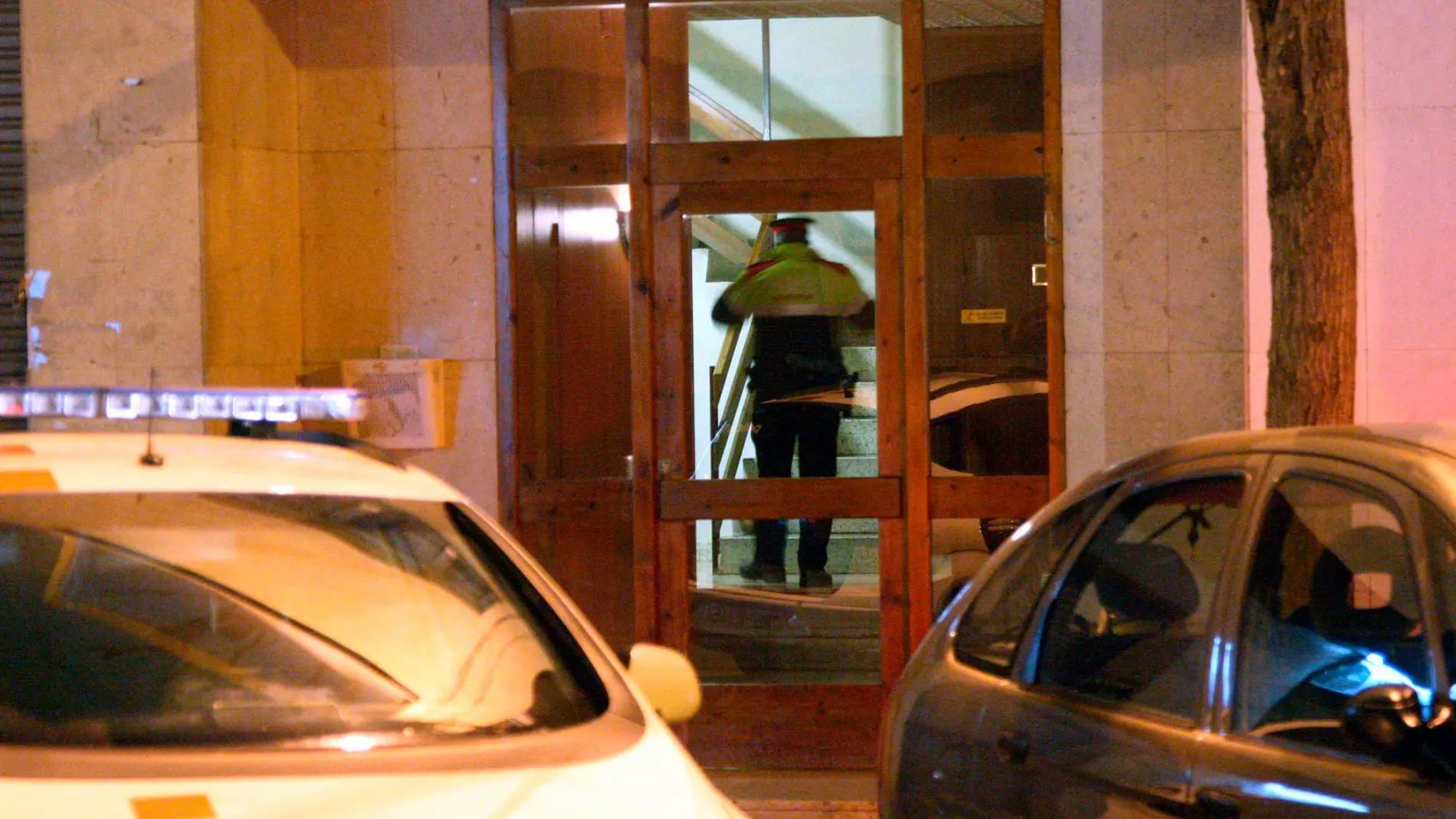 Un policía en el edificio donde se encontró a la joven muerta
